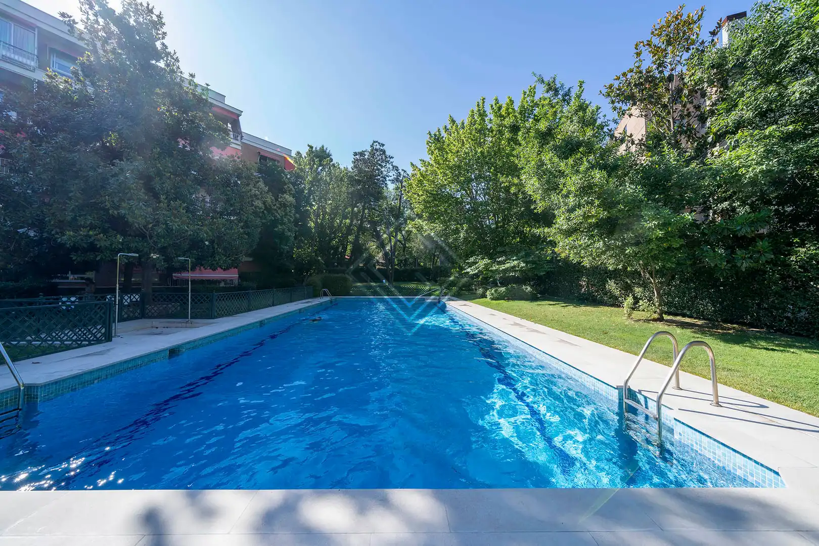 Piscina de Pis en venda en Madrid amb Jardí privat, Terrassa i Piscina comunitària