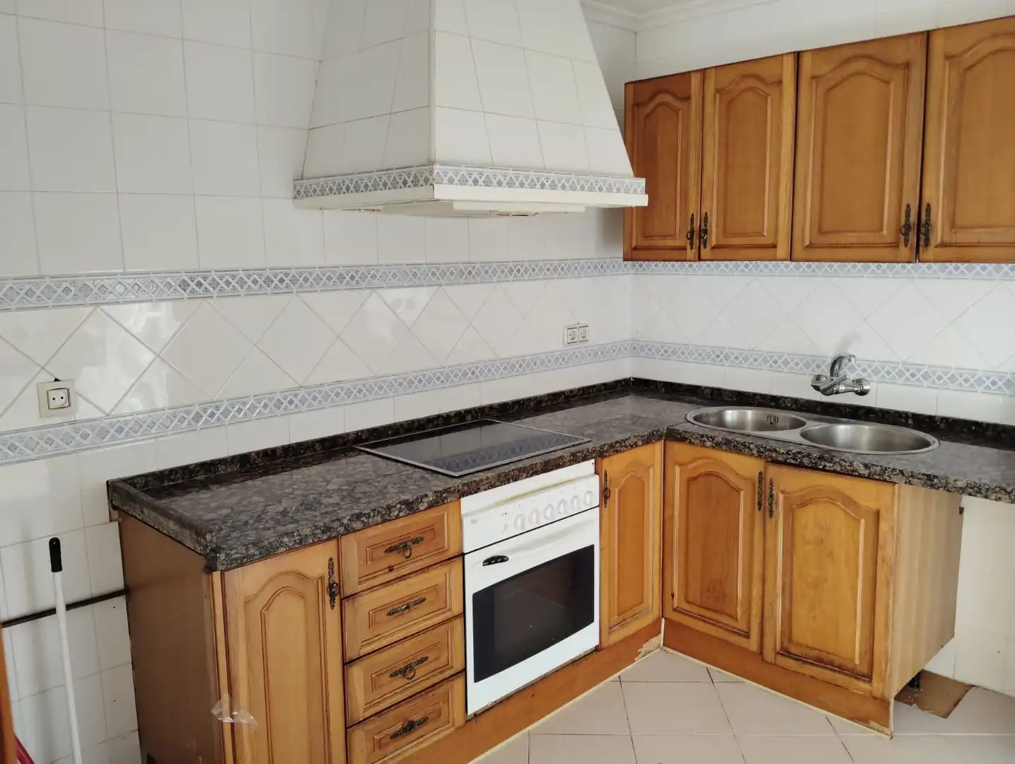Cuina de Casa o xalet en venda en Brenes amb Aire condicionat, Jardí privat i Forn