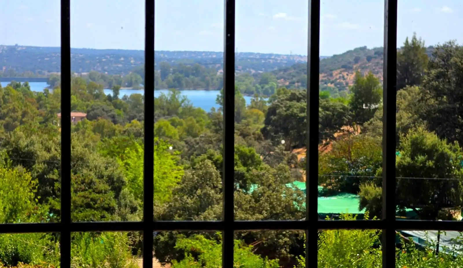 Vista exterior de Casa o xalet en venda en Guillena amb Aire condicionat, Piscina i Moblat