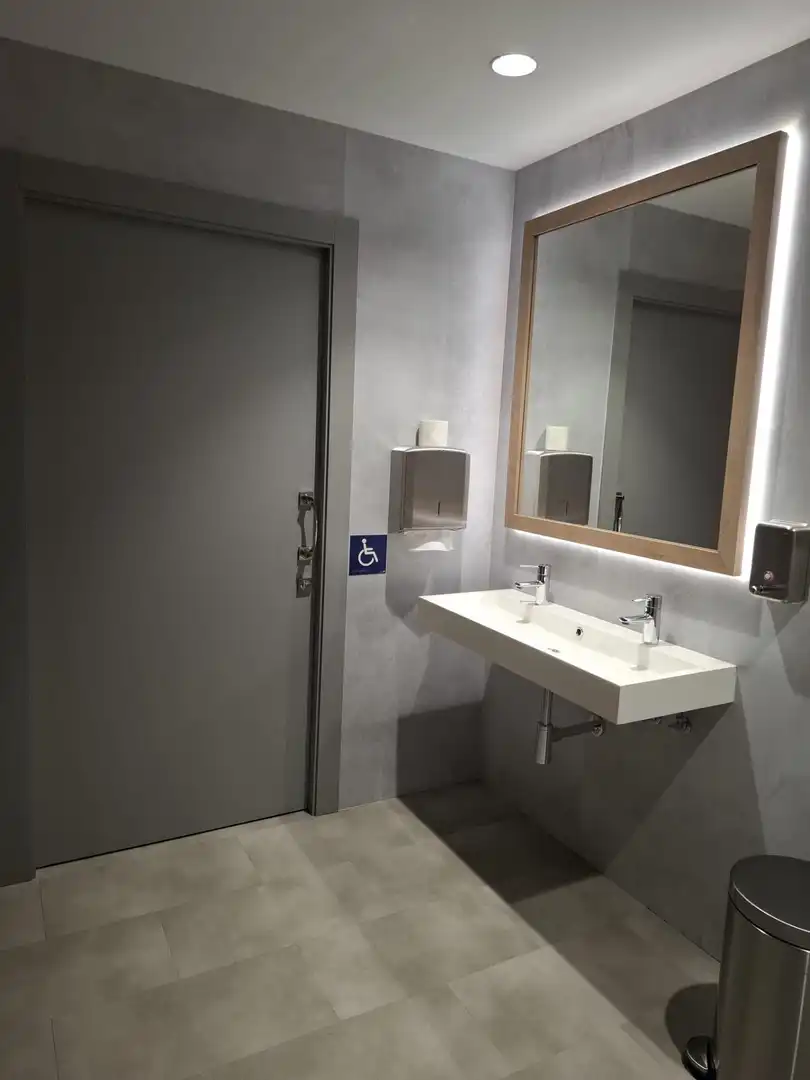 Badezimmer von Gebäude zur Miete in Madrid