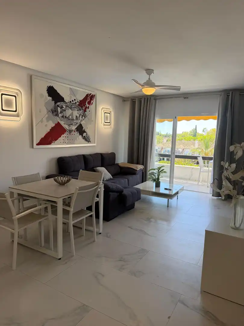 Sala de estar de Apartamento de alquiler en Marbella con Aire acondicionado, Terraza y Piscina