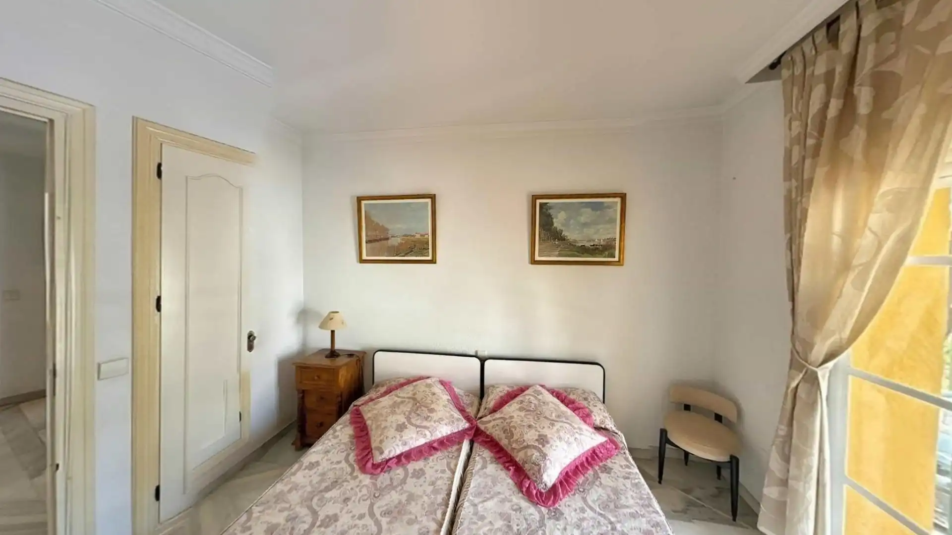 Schlafzimmer von Einfamilien-Reihenhaus zum Verkauf in Estepona mit Heizung, Privatgarten und Terrasse