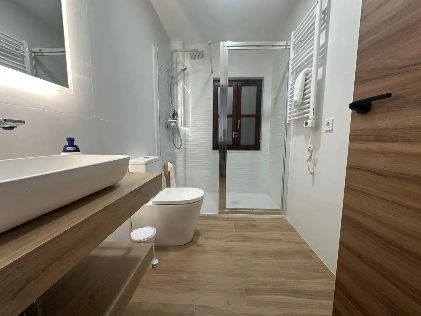 Badezimmer von Erdgeschoss zur Miete in Miengo mit Privatgarten, Terrasse und Möbliert