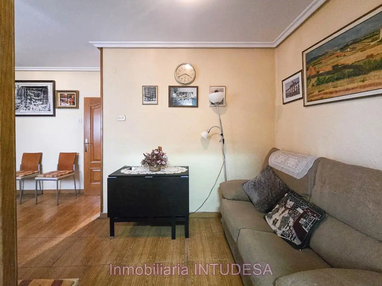 Sala d'estar de Casa adosada en venda en Lourdes