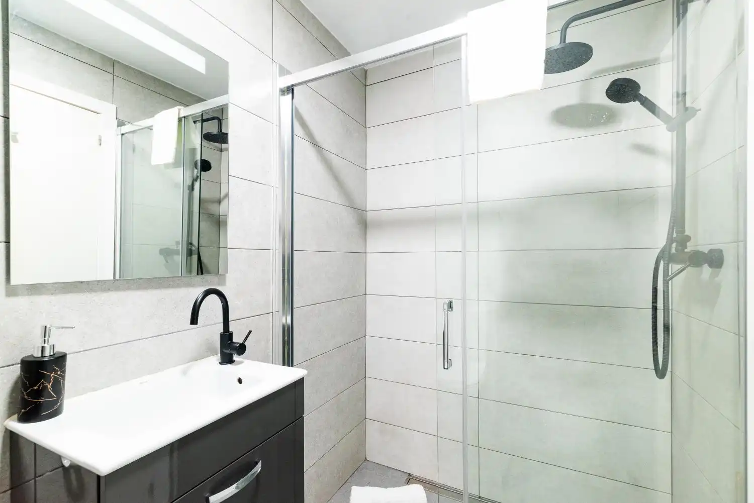 Bathroom of Flat for rent in Granada  with Air Conditioner, Heating and Furnished