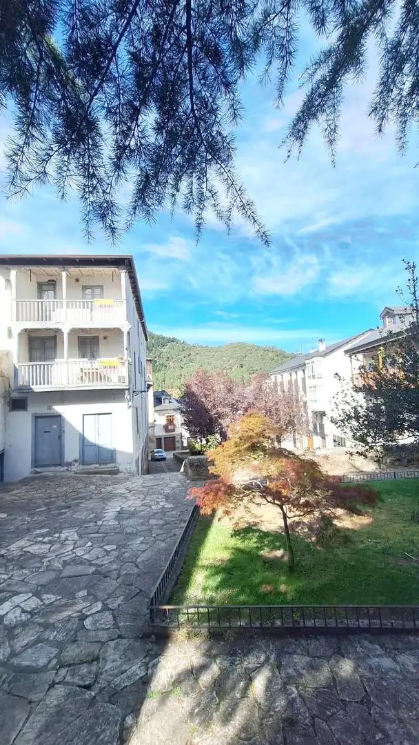 Vista exterior de Edifici en venda en Villafranca del Bierzo, León