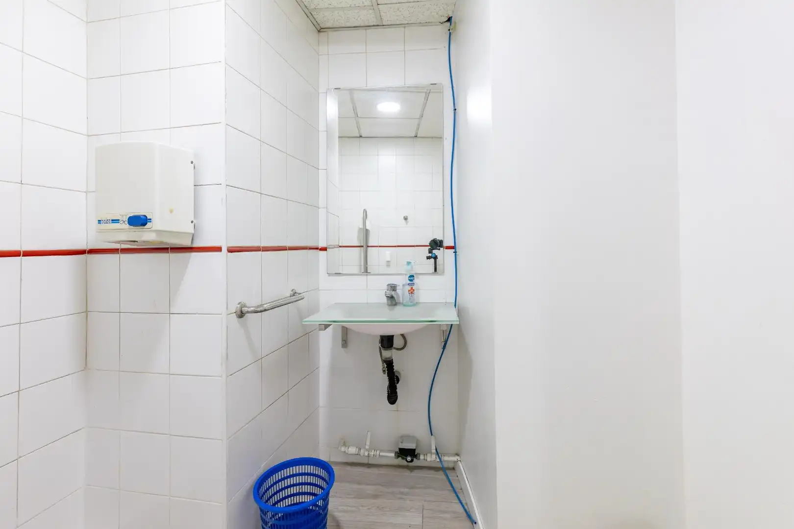 Bathroom of Office for rent in Valencia  with Air Conditioner and Heating