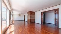 Sala d'estar de Àtic en venda en Vigo  amb Calefacció, Parquet i Terrassa