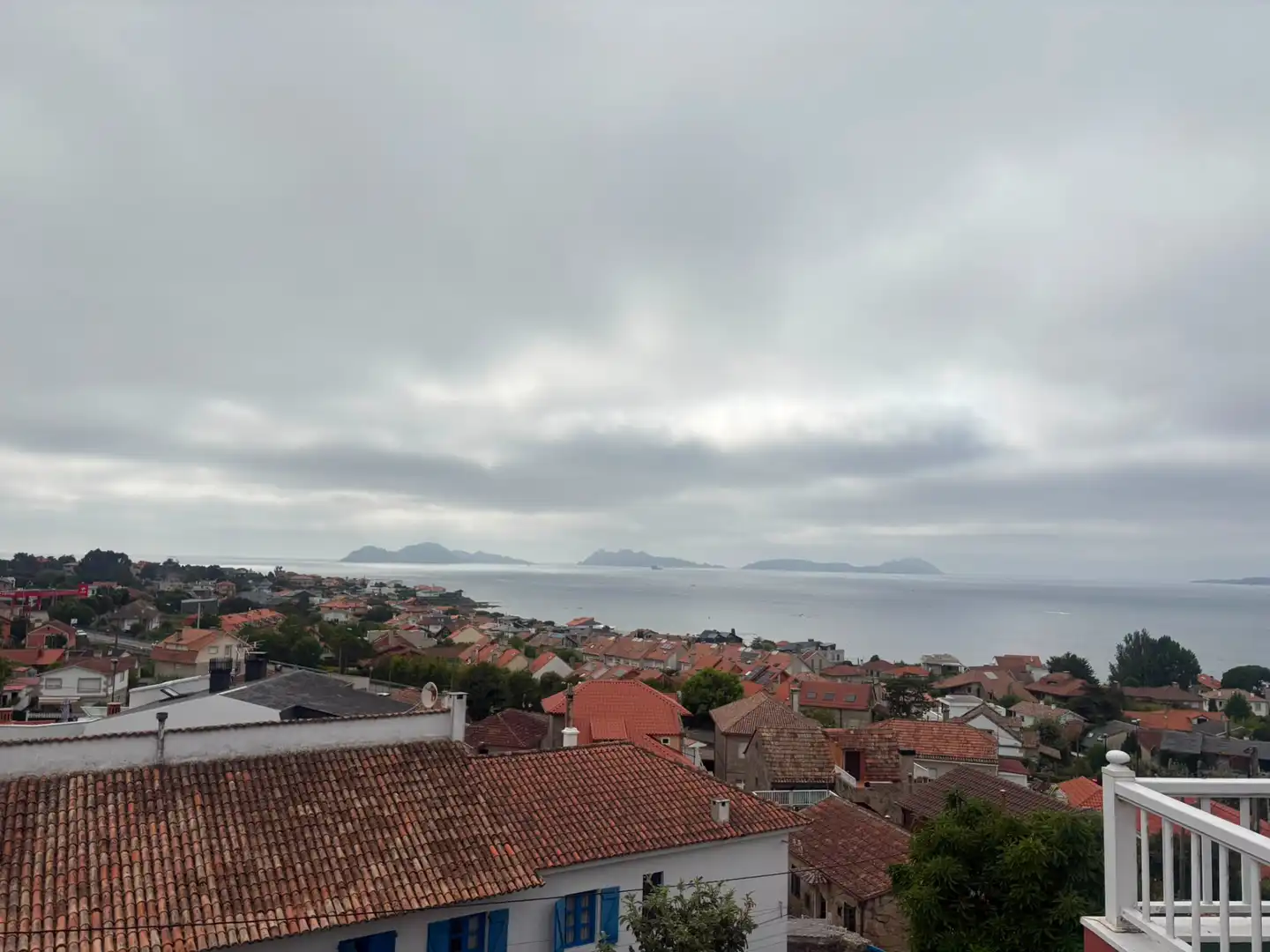 Vista exterior de Casa adosada en venda en Vigo  amb Jardí privat, Terrassa i Traster