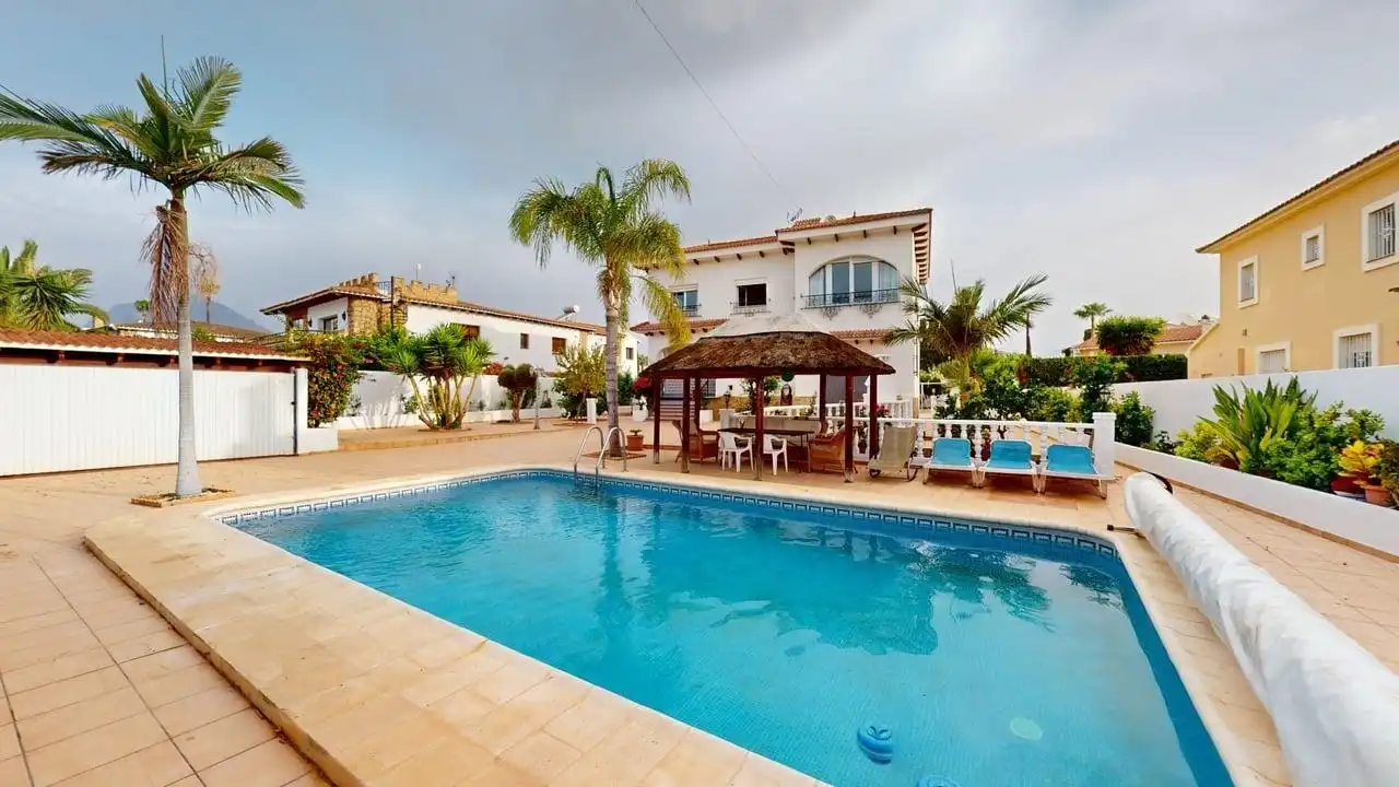 Piscina de Casa o xalet en venda en L'Alfàs del Pi amb Jardí privat, Terrassa i Traster