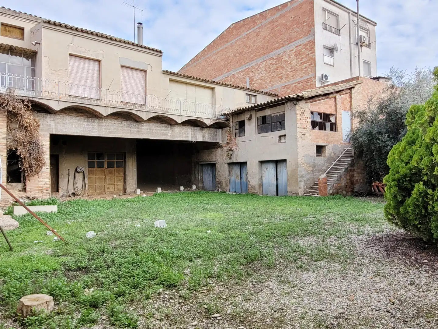 Vista exterior de Casa adosada en venda en El Palau d'Anglesola amb Calefacció i Jardí privat