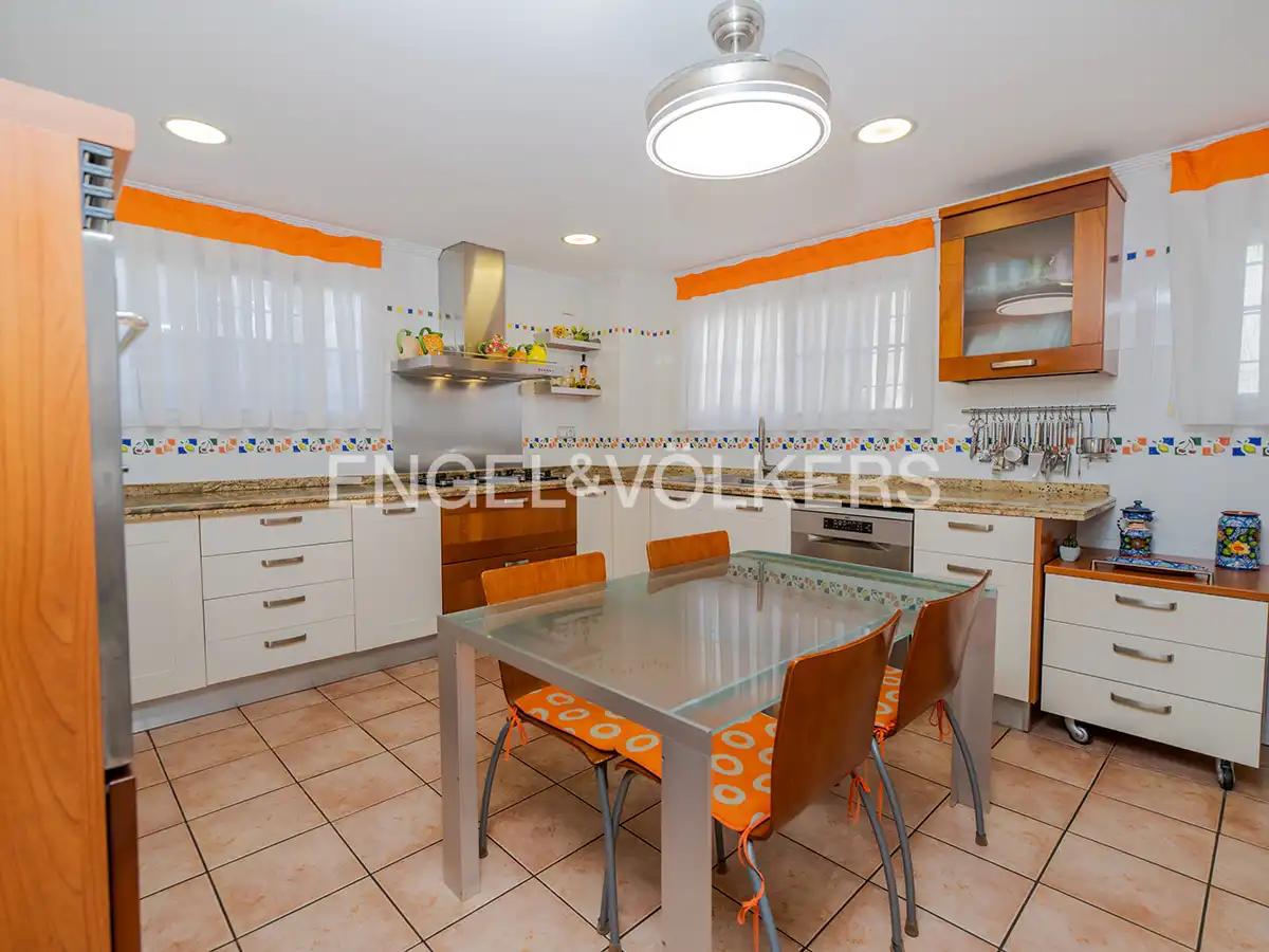 Cuina de Casa o xalet en venda en Alicante / Alacant amb Aire condicionat, Calefacció i Jardí privat