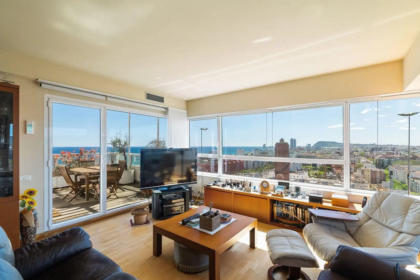 Wohnzimmer von Maisonette zum Verkauf in Barcelona mit Klimaanlage, Heizung und Privatgarten