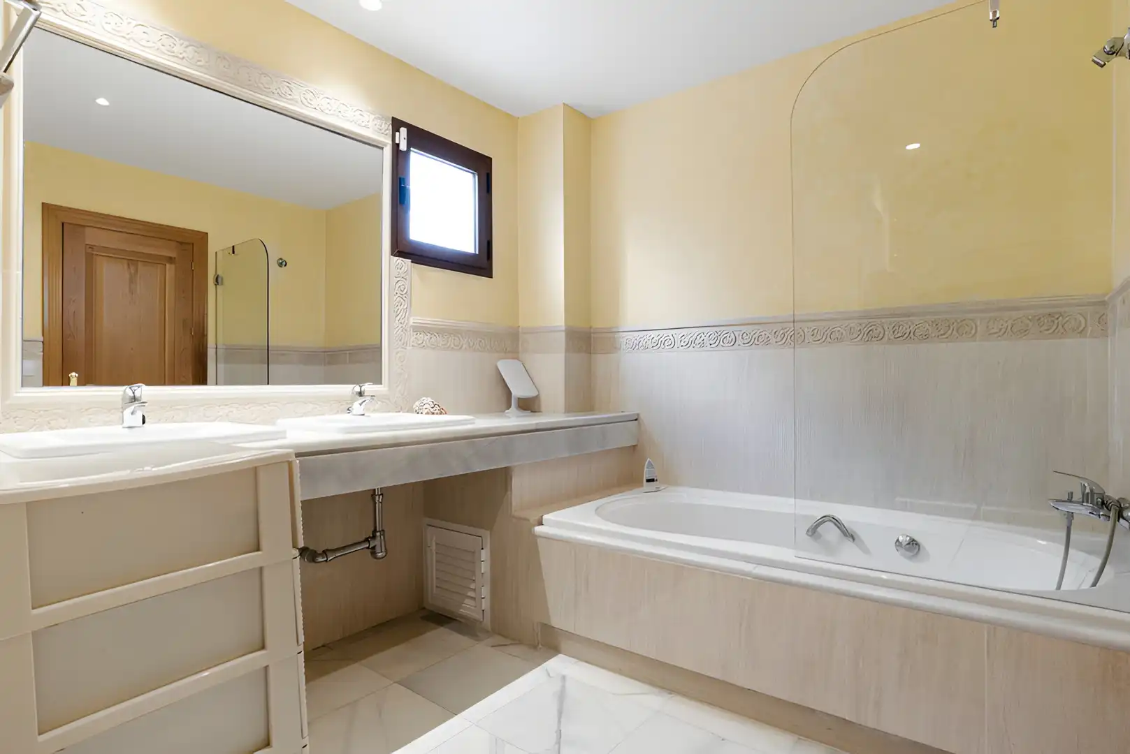 Badezimmer von Erdgeschoss zum Verkauf in Marbella mit Klimaanlage, Terrasse und Schwimmbad