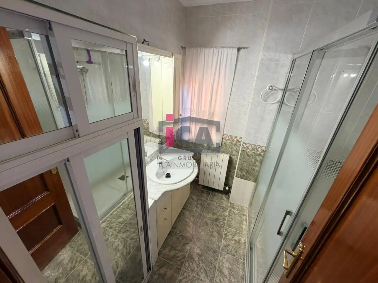 Bathroom of Flat for rent in Cáceres  with Air Conditioner, Heating and Parquet flooring