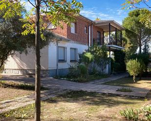 Vista exterior de Casa o xalet en venda en Aldea del Fresno amb Calefacció, Jardí privat i Terrassa