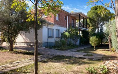 Vista exterior de Casa o xalet en venda en Aldea del Fresno amb Calefacció, Jardí privat i Terrassa