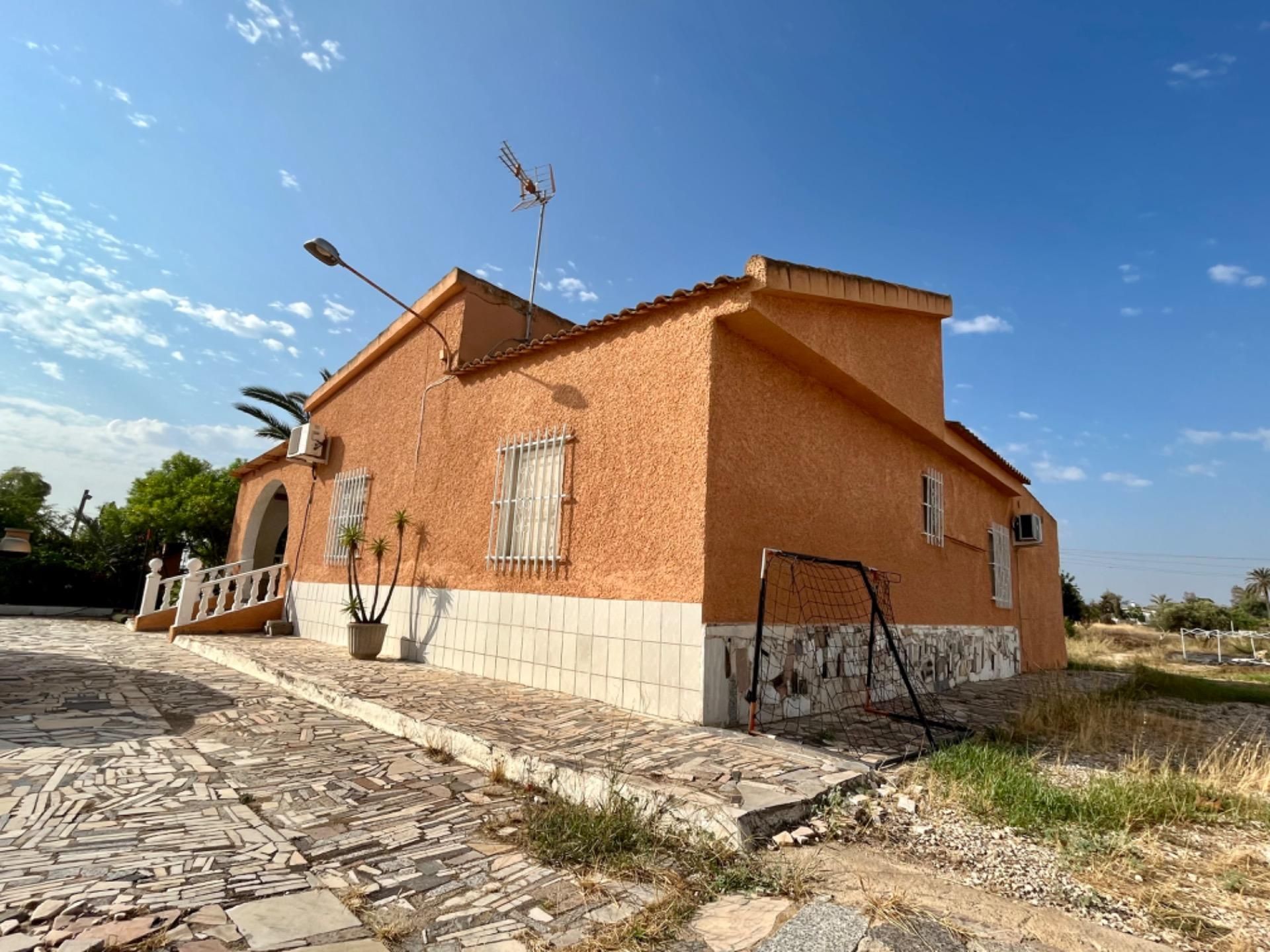 Vista exterior de Casa o xalet en venda en Crevillent amb Aire condicionat, Calefacció i Jardí privat