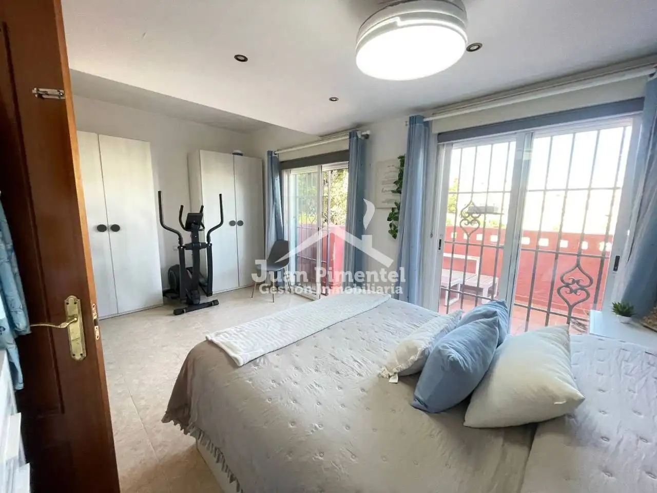 Dormitori de Casa adosada en venda en Estepona amb Aire condicionat, Jardí privat i Terrassa