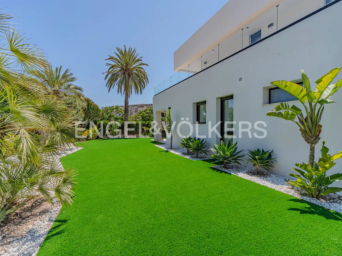 Vista exterior de Casa o xalet en venda en Alicante / Alacant amb Aire condicionat, Calefacció i Jardí privat