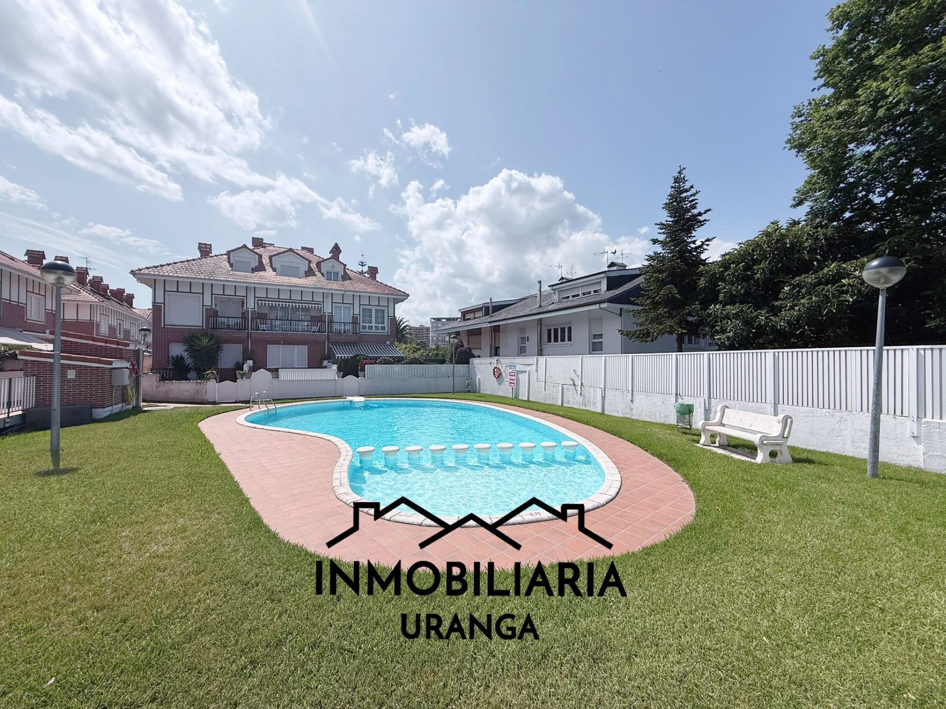 Vista exterior de Casa o xalet en venda en Laredo amb Calefacció, Jardí privat i Terrassa