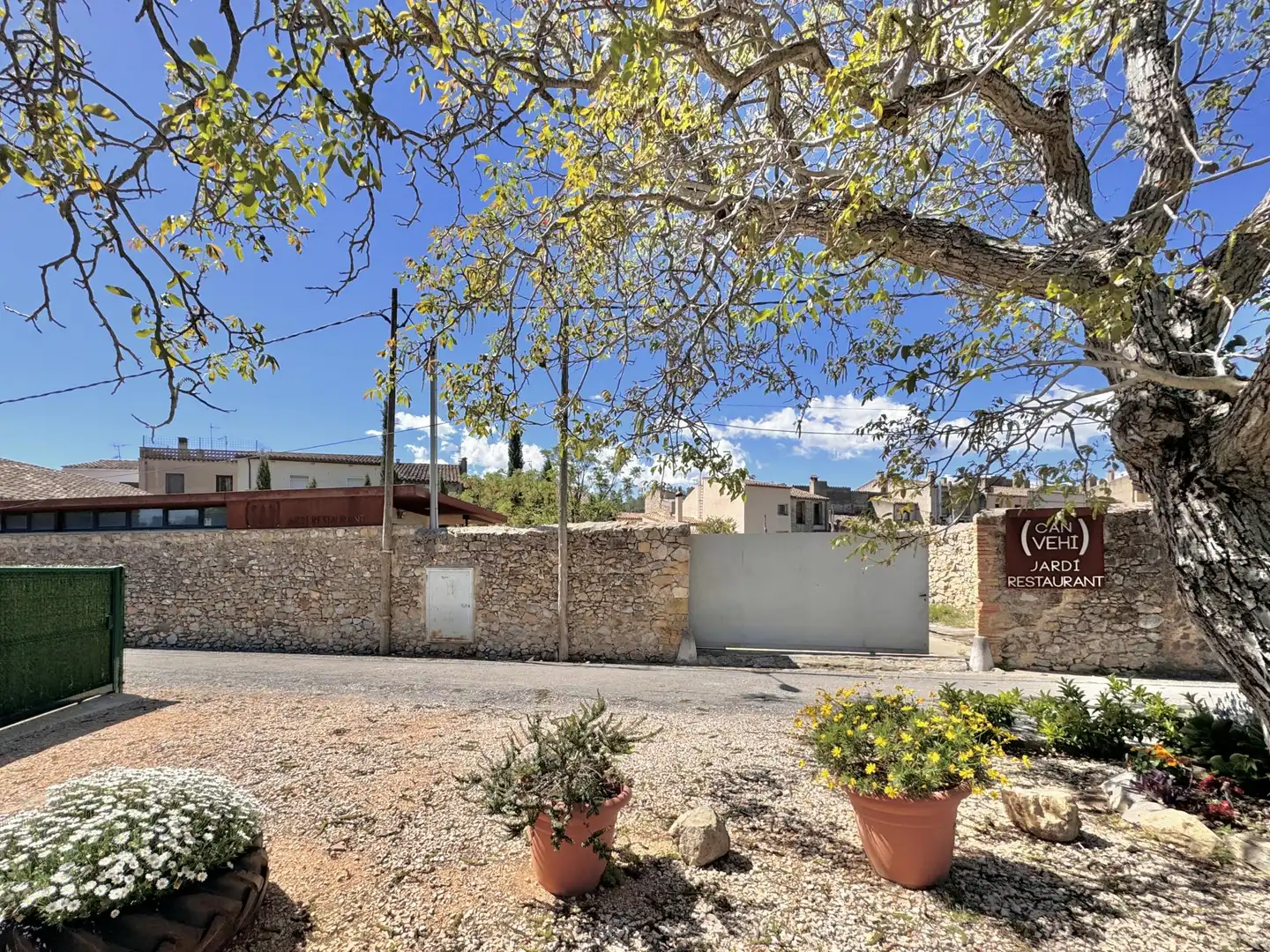 Vista exterior de Casa adosada en venda en Terrades amb Calefacció, Jardí privat i Terrassa