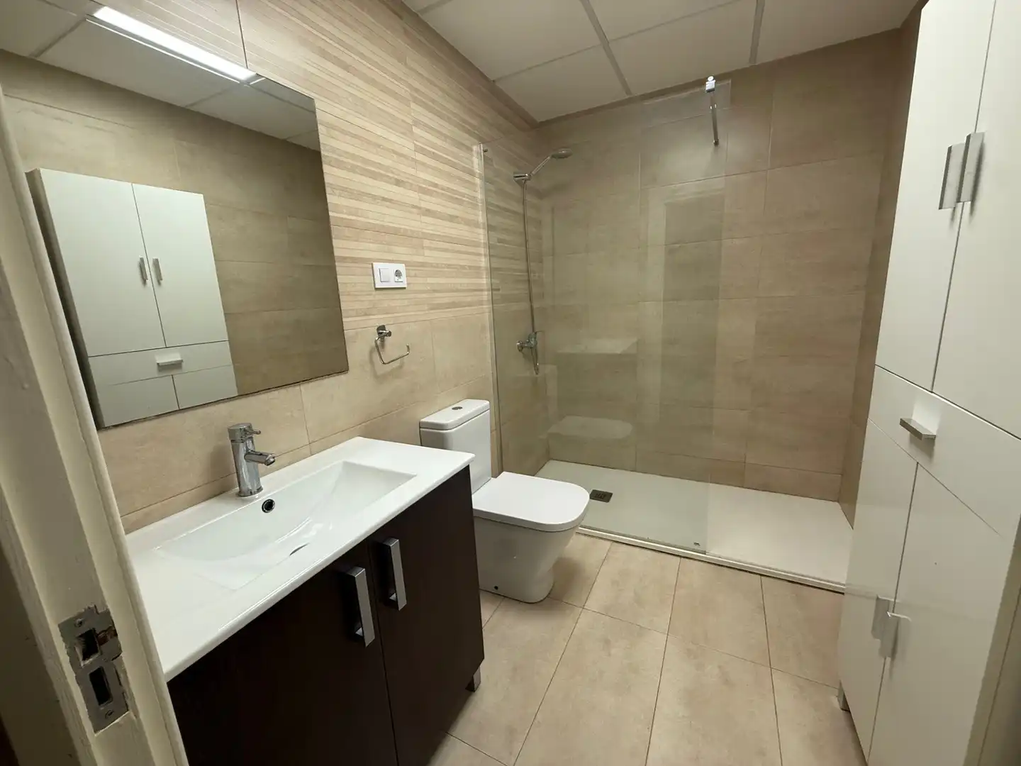 Badezimmer von Wohnung zum Verkauf in Almería mit Balkon