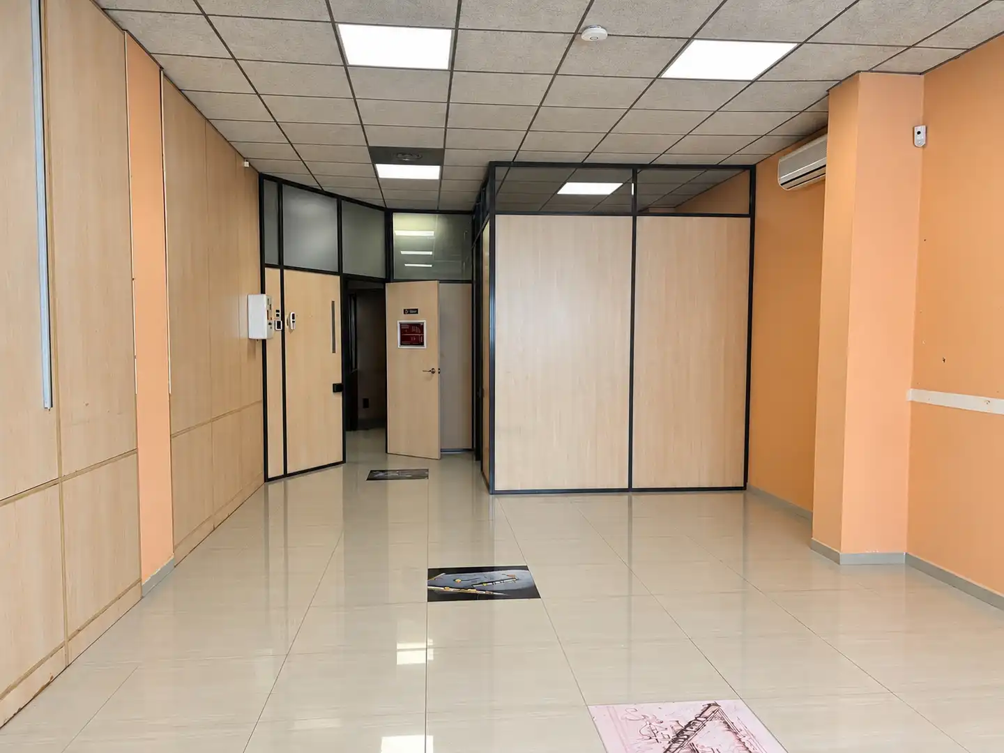 Local de lloguer en Valencia amb Aire condicionat, Moblat i Alarma