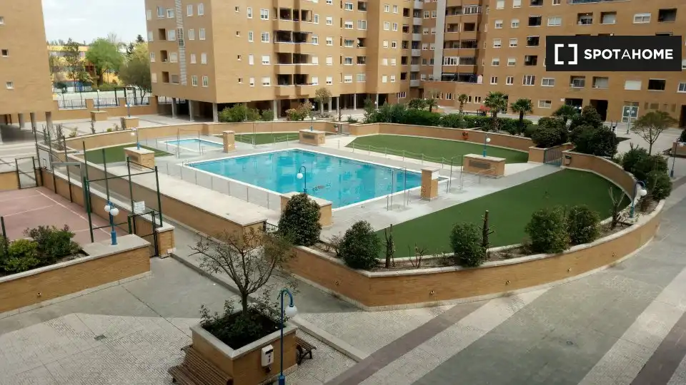 Piscina de Pis per a compartir en Zaragoza amb Aire condicionat, Calefacció i Moblat
