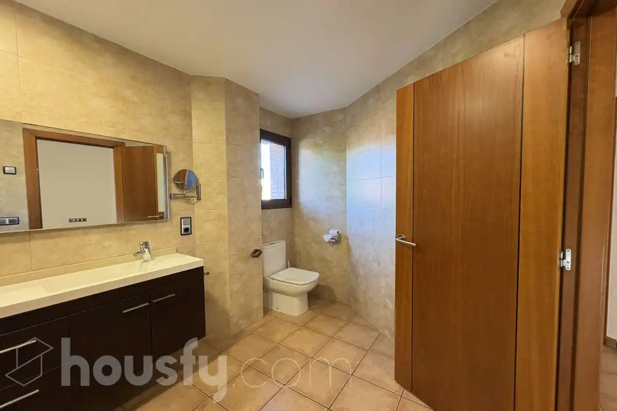 Baño de Casa o chalet en venta en Sant Julià de Ramis con Calefacción, Jardín privado y Terraza