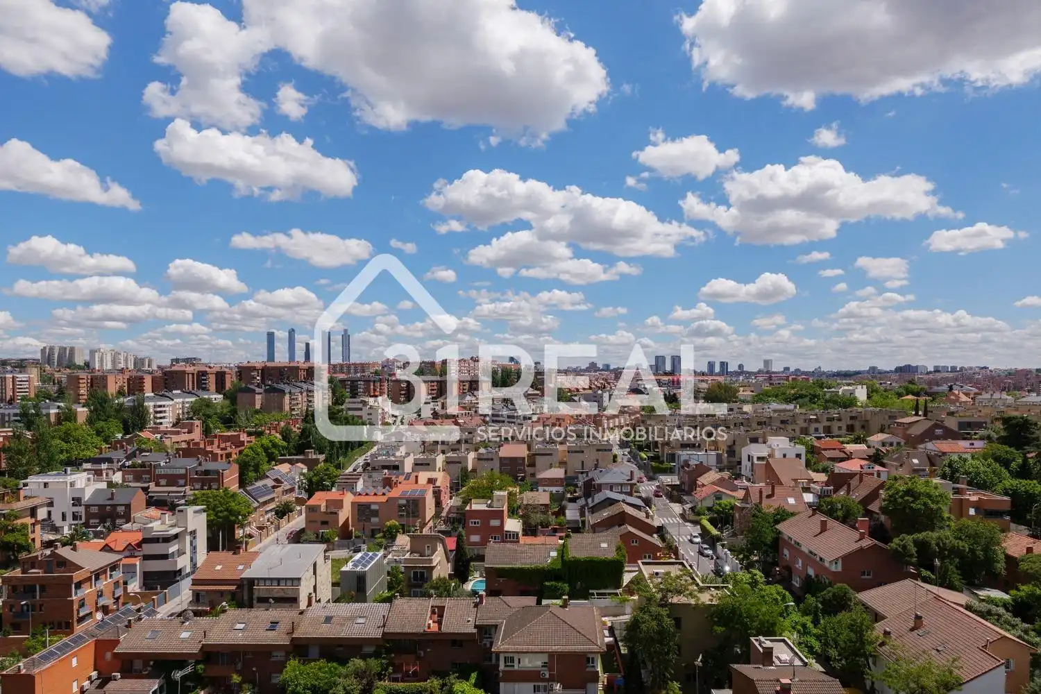 Vista exterior de Àtic en venda en Madrid amb Aire condicionat, Calefacció i Terrassa
