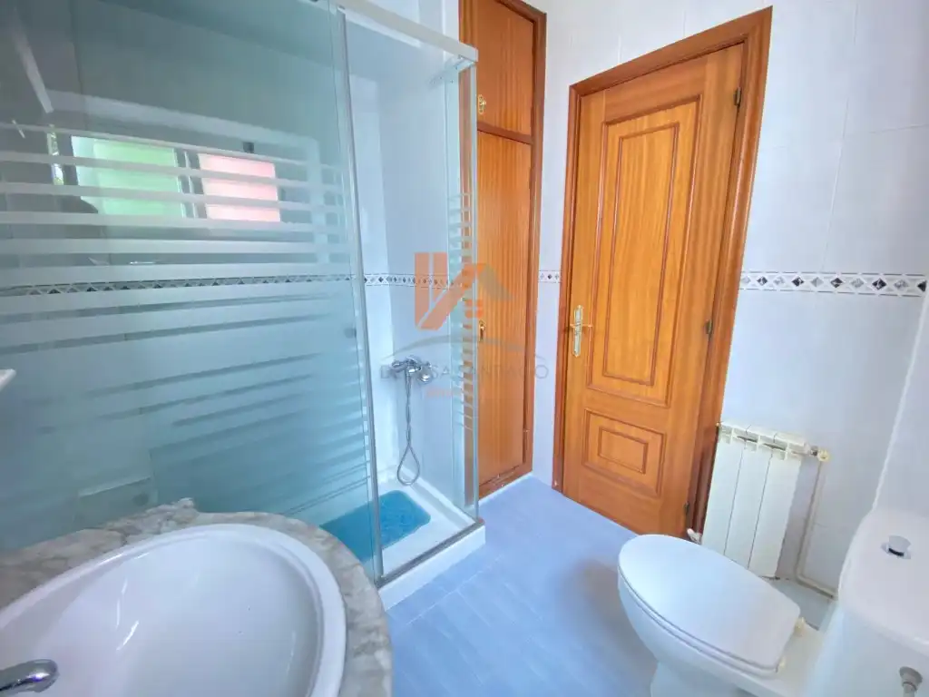 Bathroom of Flat for rent in Santiago de Compostela   with Furnished and Washing machine
