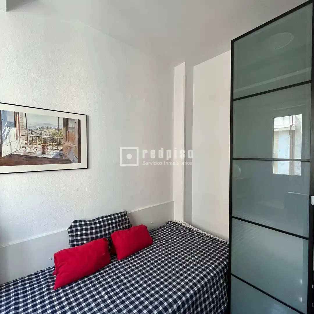 Schlafzimmer von Wohnung zur Miete in Madrid mit Heizung, Privatgarten und Parkett