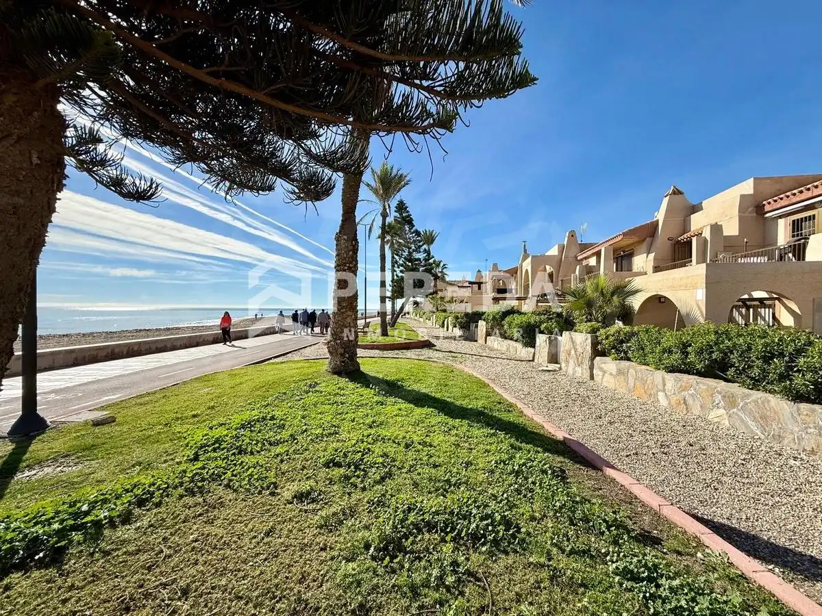 Außenansicht von Erdgeschoss zum Verkauf in Roquetas de Mar mit Privatgarten, Möbliert und Gemeinschaftspool