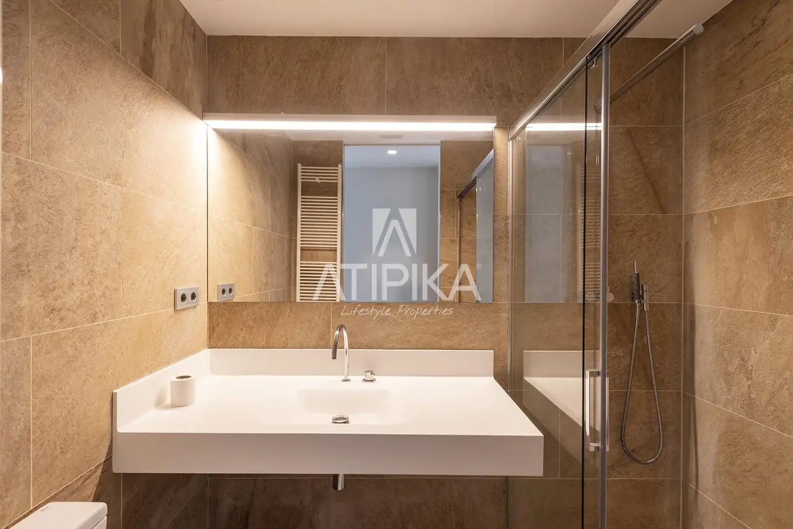 Badezimmer von Dachboden zur Miete in Barcelona mit Klimaanlage, Terrasse und Ofen