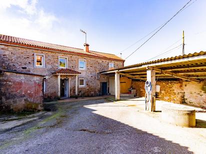 Vista exterior de Casa o xalet en venda en A Laracha   amb Calefacció, Jardí privat i Traster