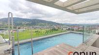 Piscina de Àtic en venda en Oviedo  amb Calefacció, Terrassa i Traster