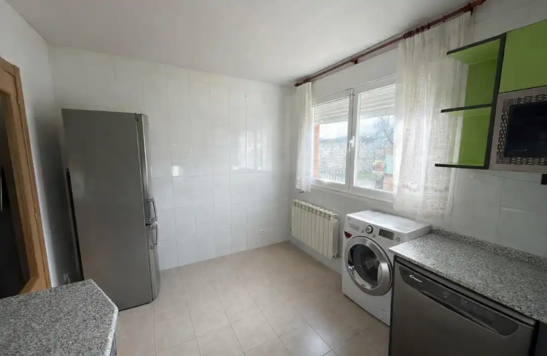 Cuina de Casa o xalet en venda en Ponferrada amb Calefacció, Jardí privat i Moblat