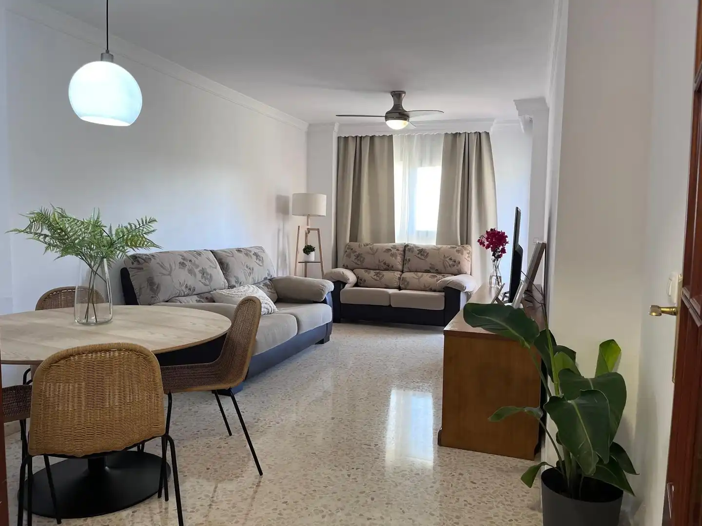 Sala de estar de Apartamento de alquiler en Málaga con Jardín privado, Terraza y Amueblado