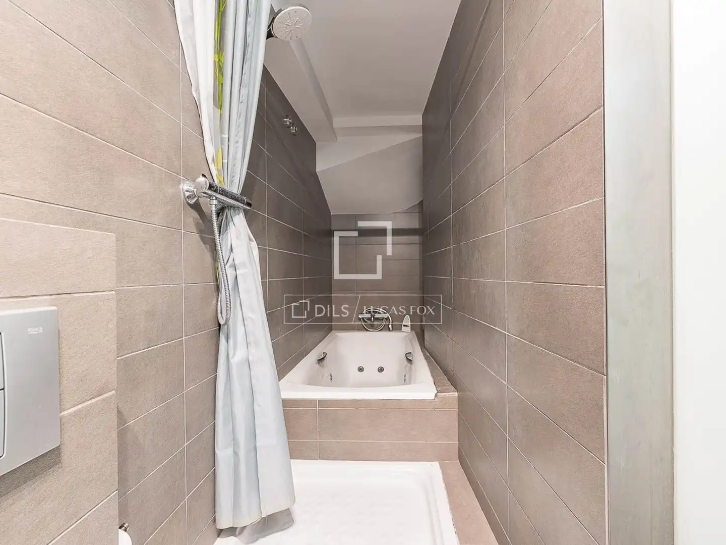 Bany de Casa o xalet en venda en Barcelona amb Aire condicionat, Terrassa i Piscina
