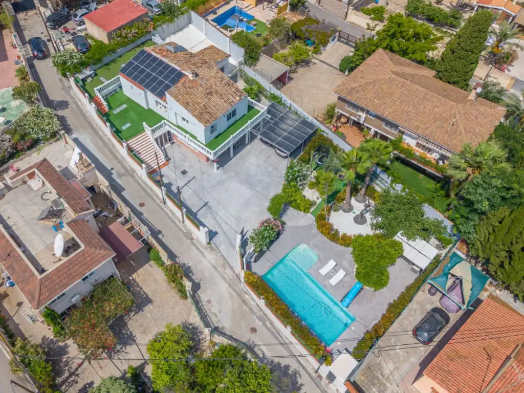 Vista exterior de Casa o xalet en venda en El Campello amb Aire condicionat, Jardí privat i Terrassa