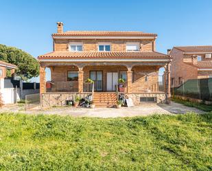 Vista exterior de Casa o xalet en venda en Pedrezuela amb Aire condicionat, Terrassa i Balcó