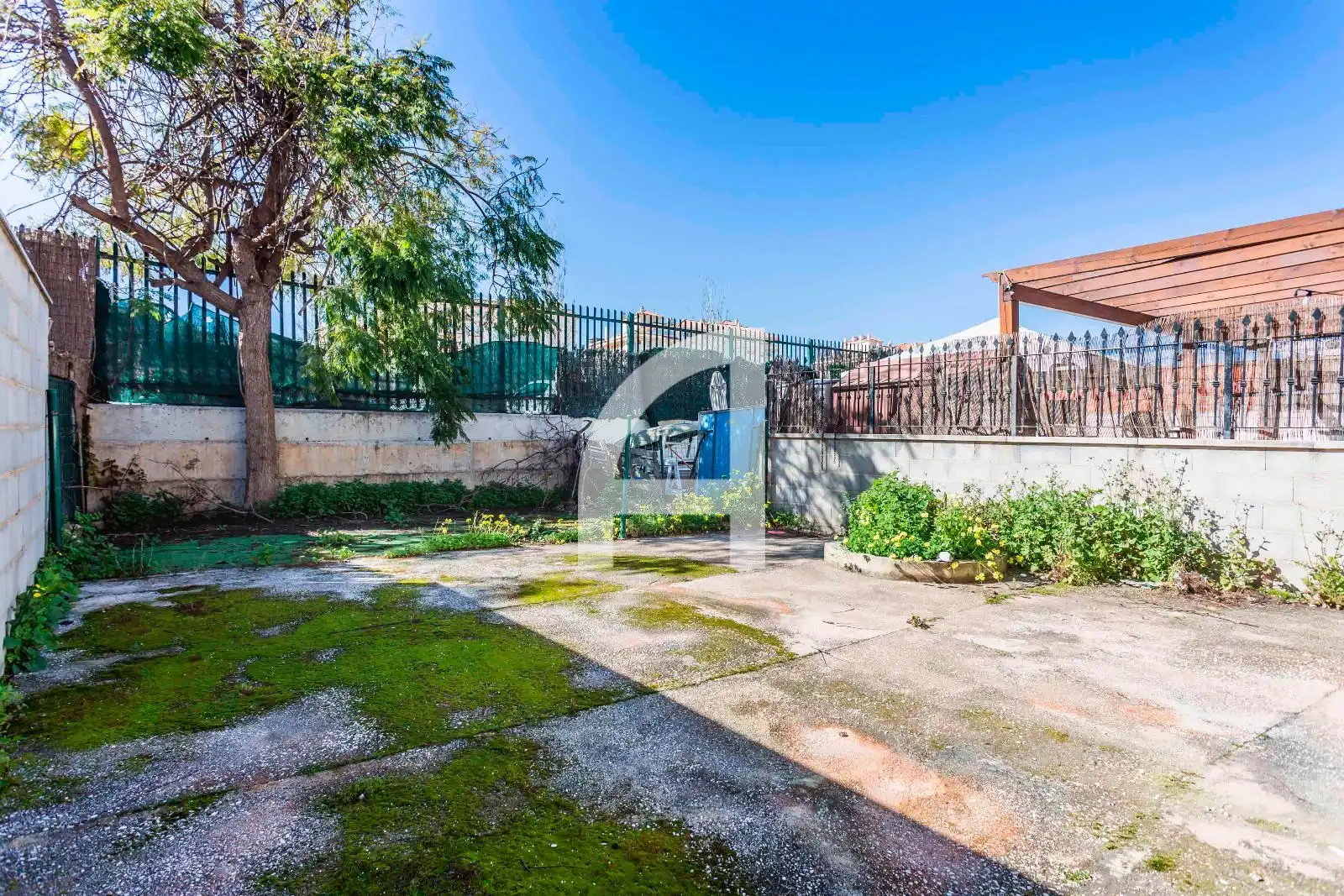 Terrasse von Einfamilien-Reihenhaus zum Verkauf in Fuengirola mit Terrasse, Abstellraum und Schwimmbad