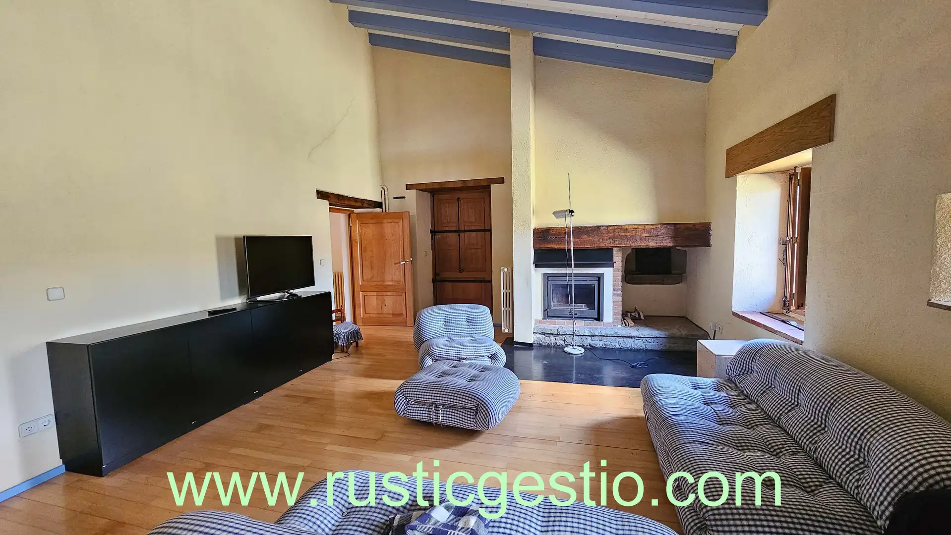 Wohnzimmer von Country house zum Verkauf in La Vall d'en Bas mit Heizung, Privatgarten und Parkett