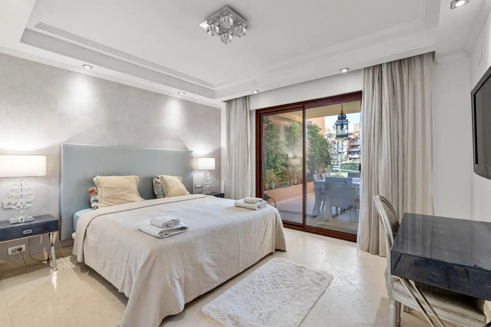 Habitación de Planta baja en venta en Estepona con Aire acondicionado, Terraza y Piscina