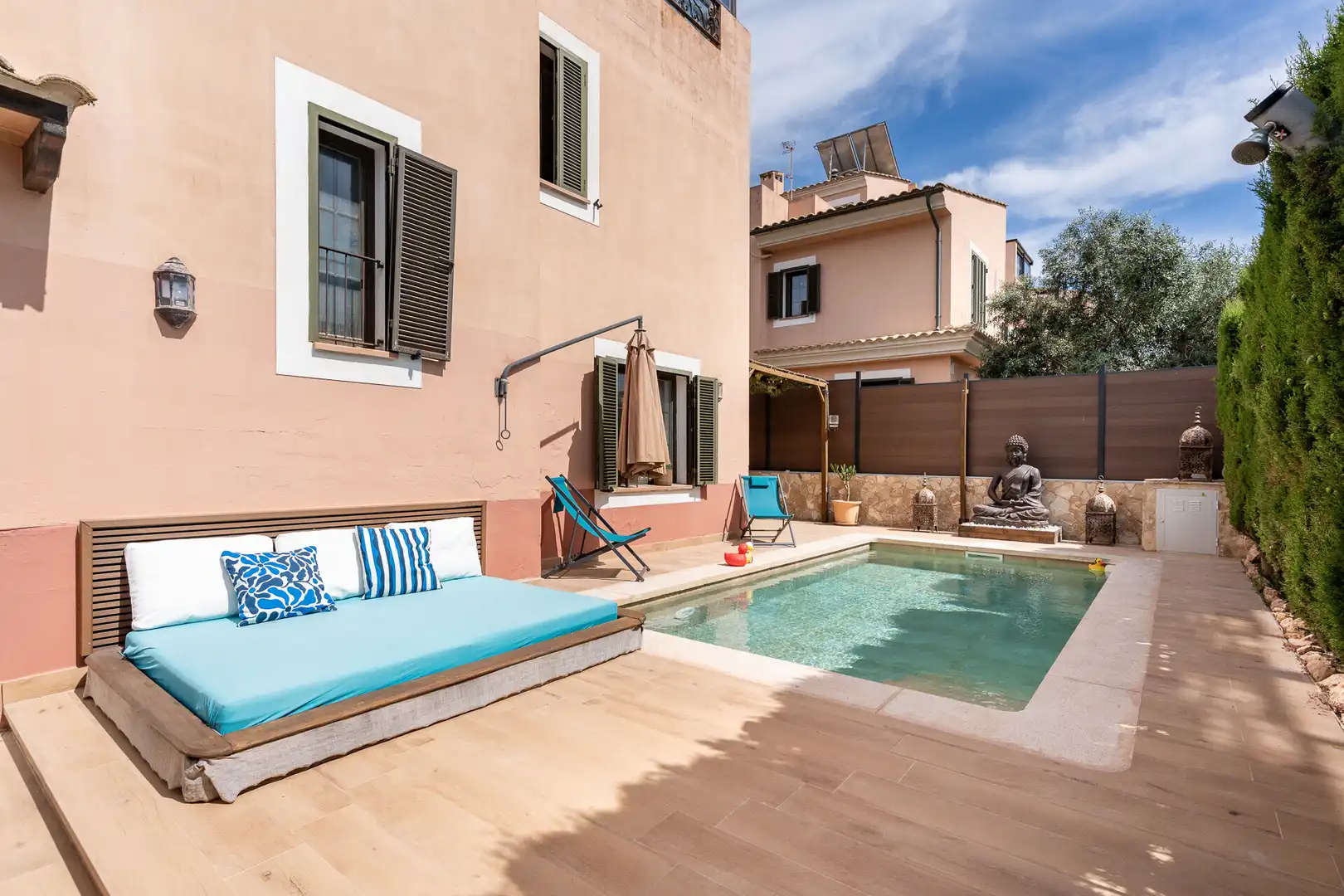 Schwimmbecken von Einfamilien-Reihenhaus zum Verkauf in Llucmajor mit Privatgarten, Terrasse und Schwimmbad