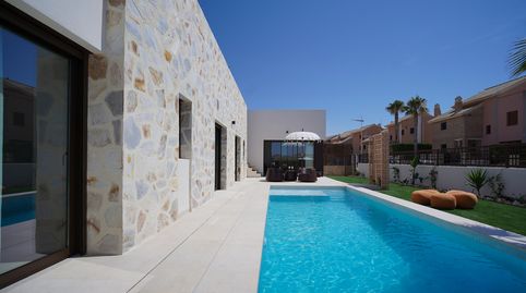 Ubicado en el prestigioso entorno de La Finca Golf, este exclusivo conjunto de viviendas ofrece una experiencia de vida inigualabl