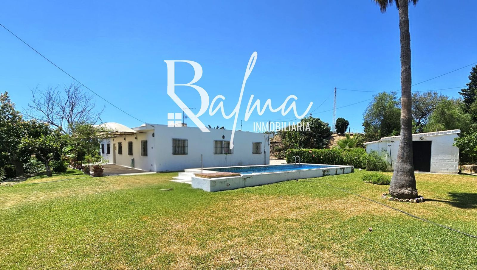 Vista exterior de Casa o xalet en venda en Vélez-Málaga amb Terrassa, Traster i Piscina