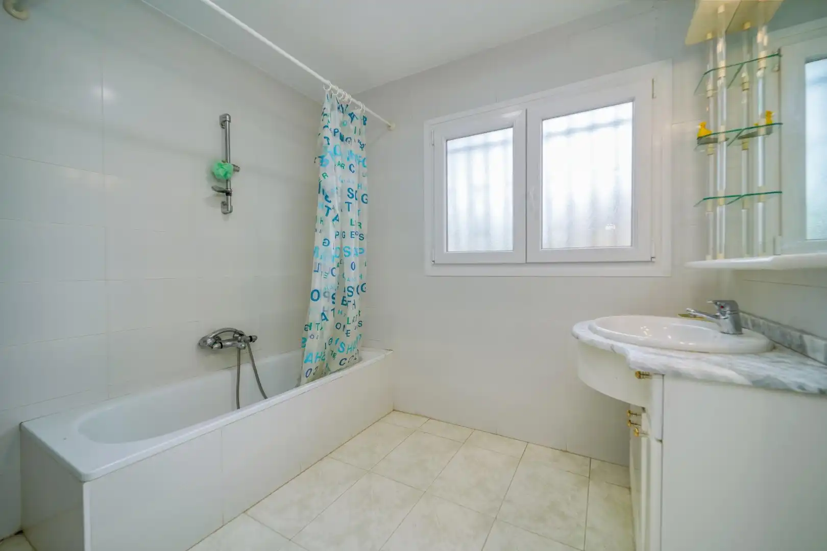 Baño de Casa adosada en venta en Madrid con Calefacción y Jardín privado