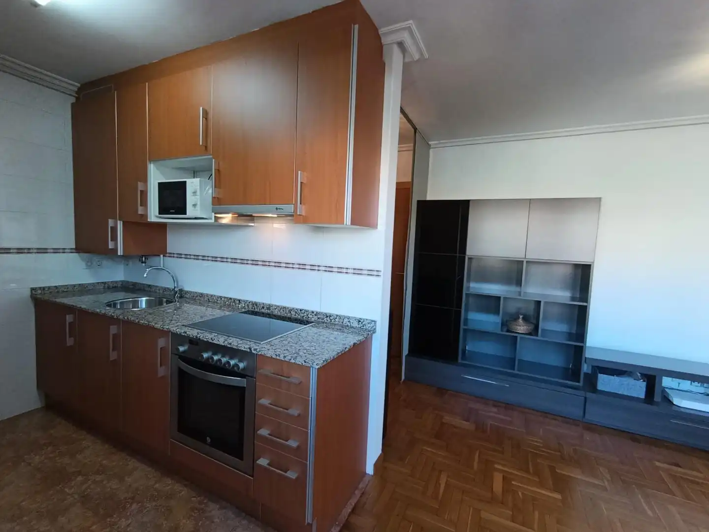Cuina de Apartament en venda en Avilés amb Calefacció, Traster i Balcó